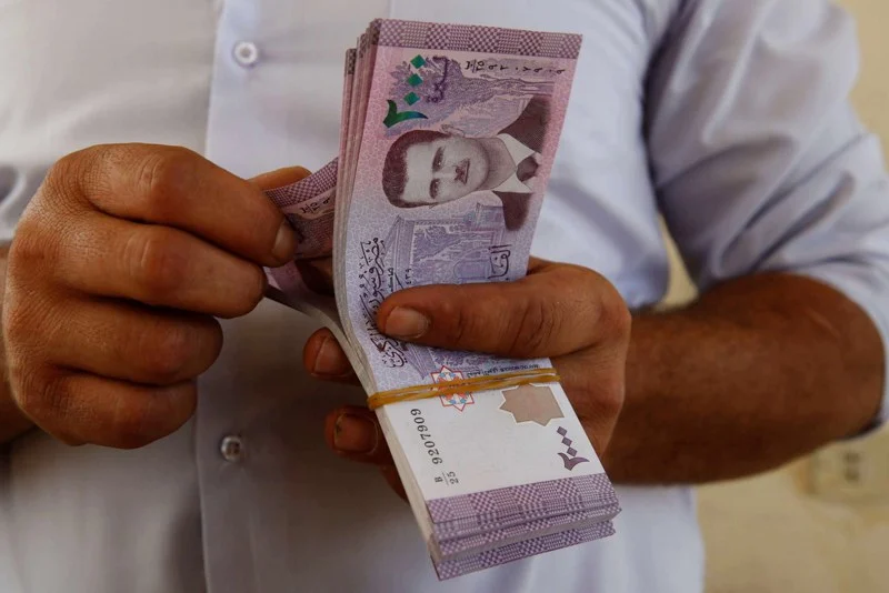 الليرة بكام دولار ؟..سعر الليرة السورية مقابل الدولار اليوم الخميس 19 ديسمبر 2024 وفقا لاخر تحديثات