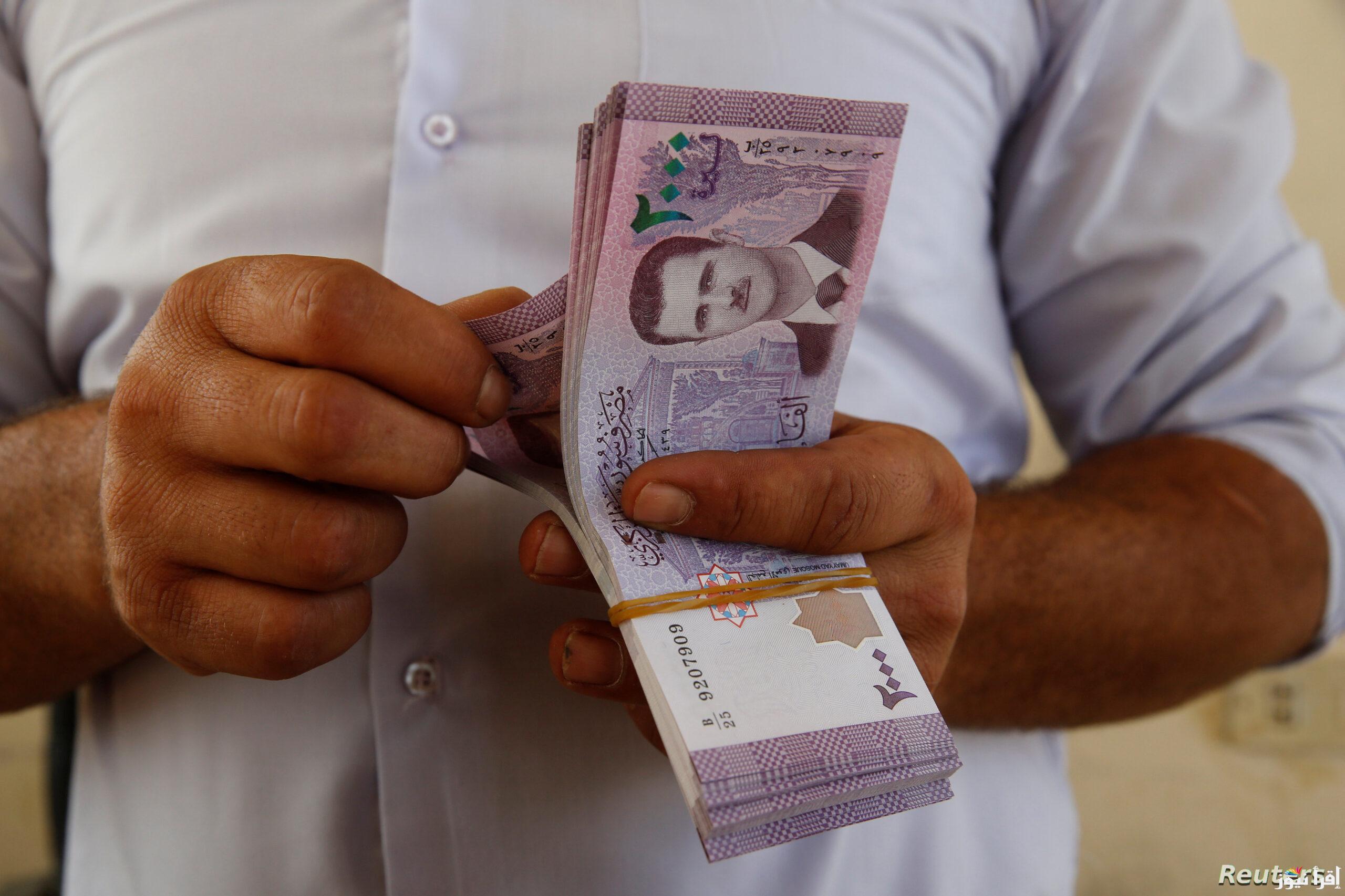“100 دولار بكام؟؟”.. سعر الدولار مقابل الليرة السورية اليوم السبت في السوق السوداء والبنك المركزي أخر تحديث