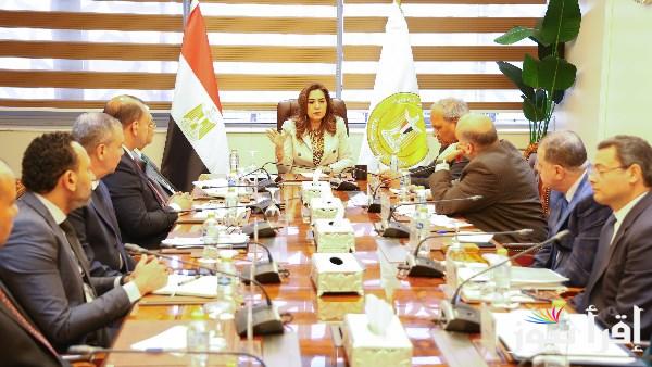وزيرة التنمية المحلية تراقب مشروعات الاستثمار في المحافظات