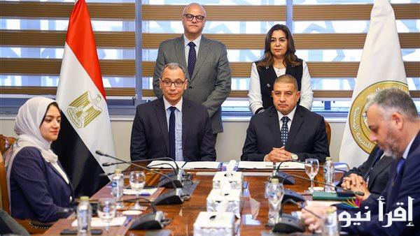 وزيرة التنمية المحلية ومحافظ القليوبية يشهدان توقيع عقد لتأجير مجزر شبرا الخيمة