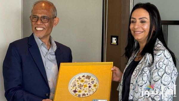 مايا مرسي ووزير الأسرة السنغافوري يبحثان تبادل الخبرات ودور مصر في غزة
