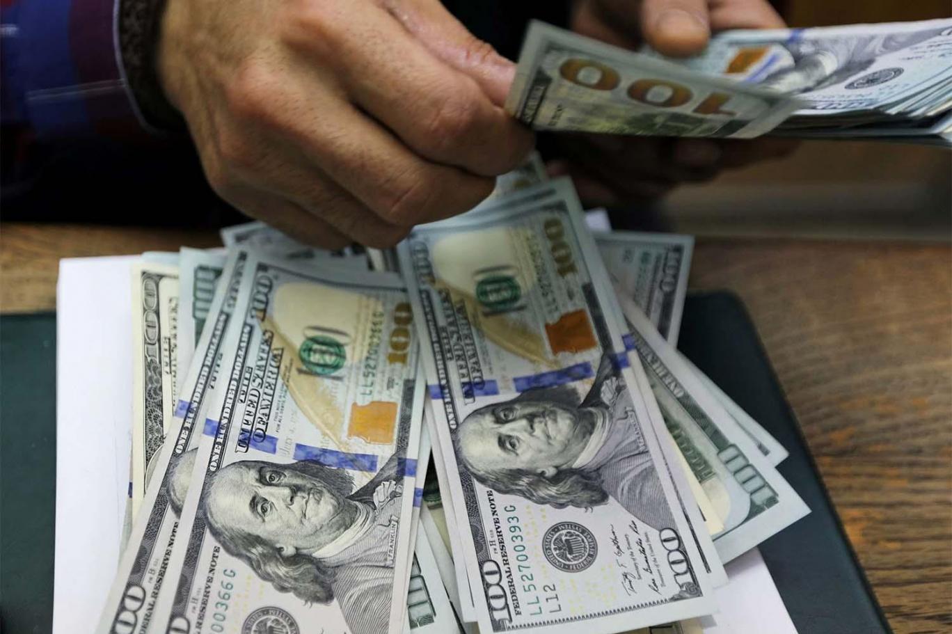 سعر صرف الدولار في العراق اليوم يشعل الترقب مجددًا بين المستثمرين ببداية التعاملات