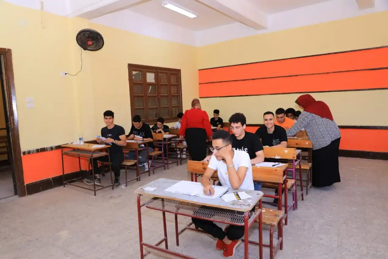 يذرو أسراره تربك العقول والارتجال يحير الطلاب.. أسئلة العربي تبكي طلاب الثانوية العامة اليوم