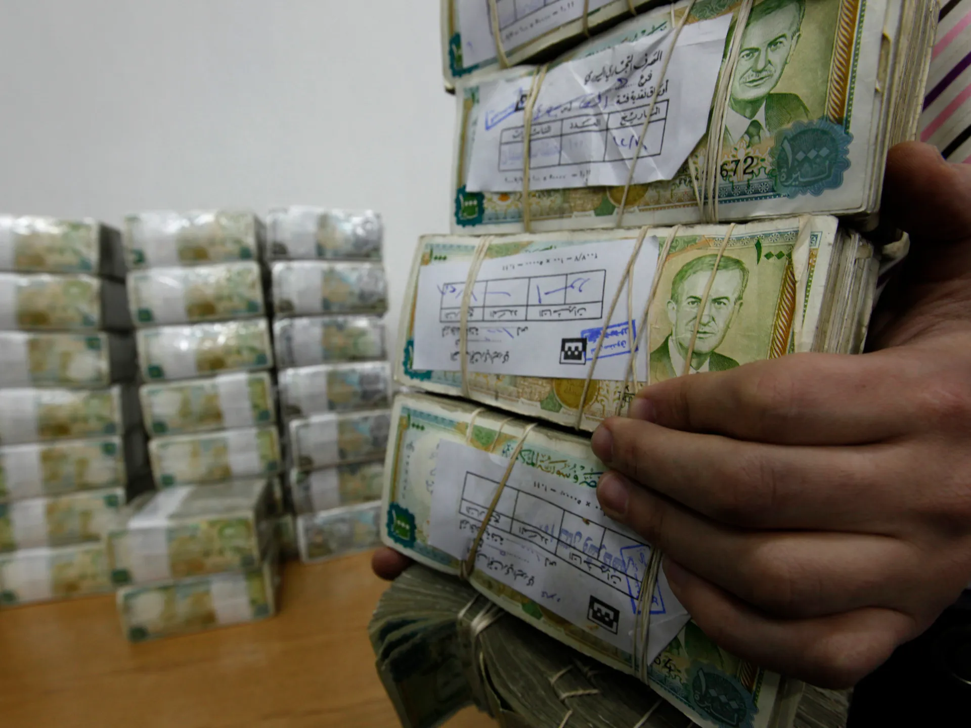 تراجع مفاجئ لليرة SYP .. سعر الدولار مقابل الليرة السورية اليوم الأربعاء 18 يونيو 2025 في السوق السوداء والمدن